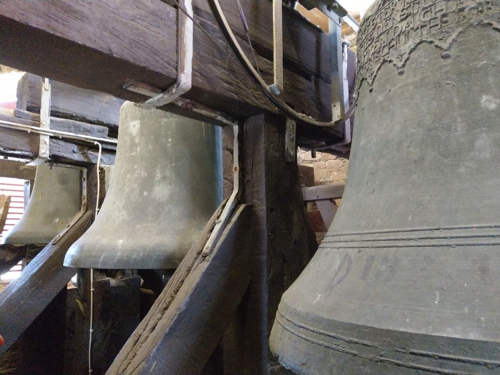 Im Glockenturm (von rechts nach links:  große Glocke ("Sturmglocke" v. 1778, dis'-3, 1600 kg), Gedächtnisglocke ("Mittagsglocke" v. 1958, fis'+-0, 880 kg) und Lutherglocke ("Beierglocke" v. 1958, gis'-2, 600kg), Foto: Bärbel Dittrich